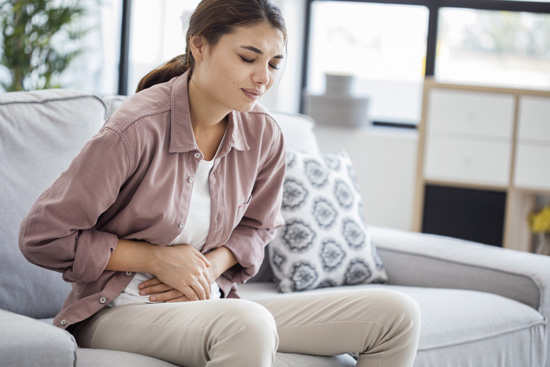 Femmes avec douleur au bas ventre